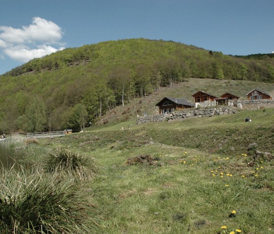 Village de vacances au lac de la for&ecirc;t Rieden, &copy; VG Mendig/Neideck