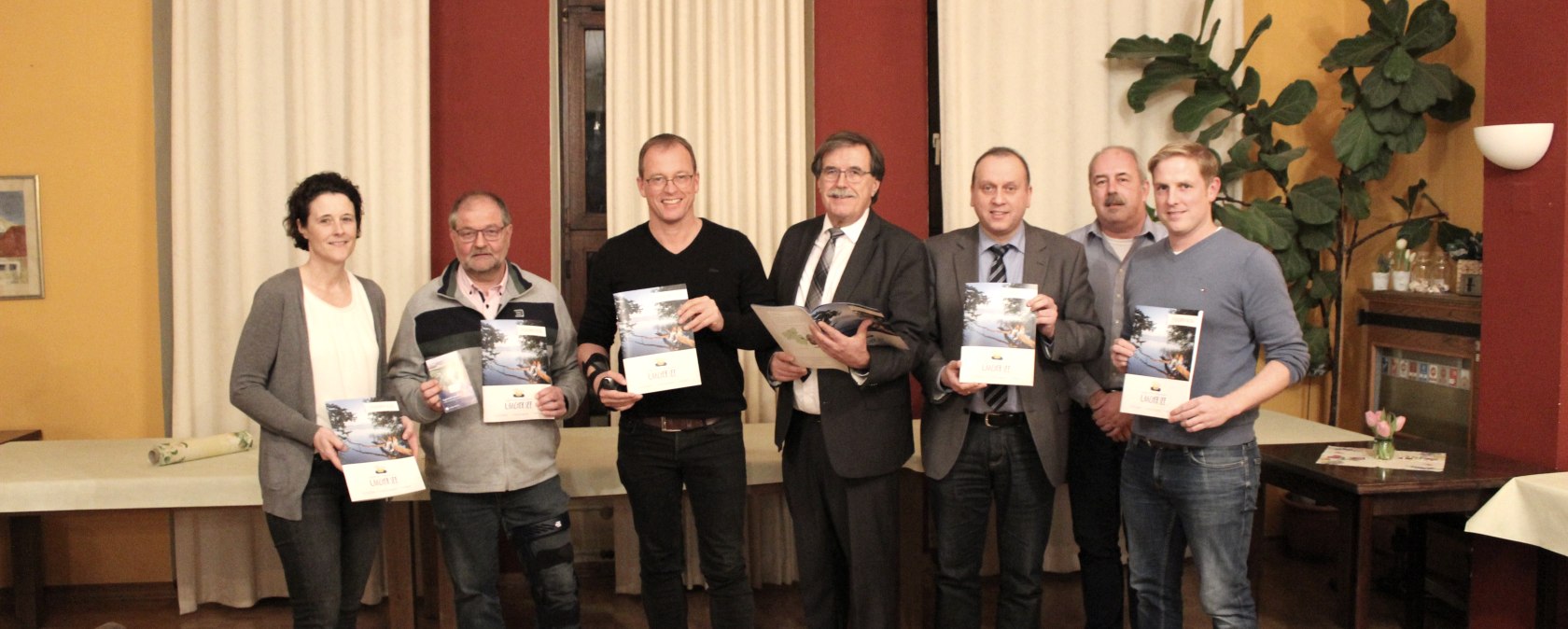 Verbandsversammlung Zweckverband Vulkanregion Laacher See 2020: v.l.n.r.: Heike Werf, Karl Gundert, J&ouml;rg Lempertz, Klaus Bell, Johannes Bell, Frank Neideck und Andreas Schmitt. Foto: Annika Chagas da Silva, &copy; Vulkanregion Laacher See