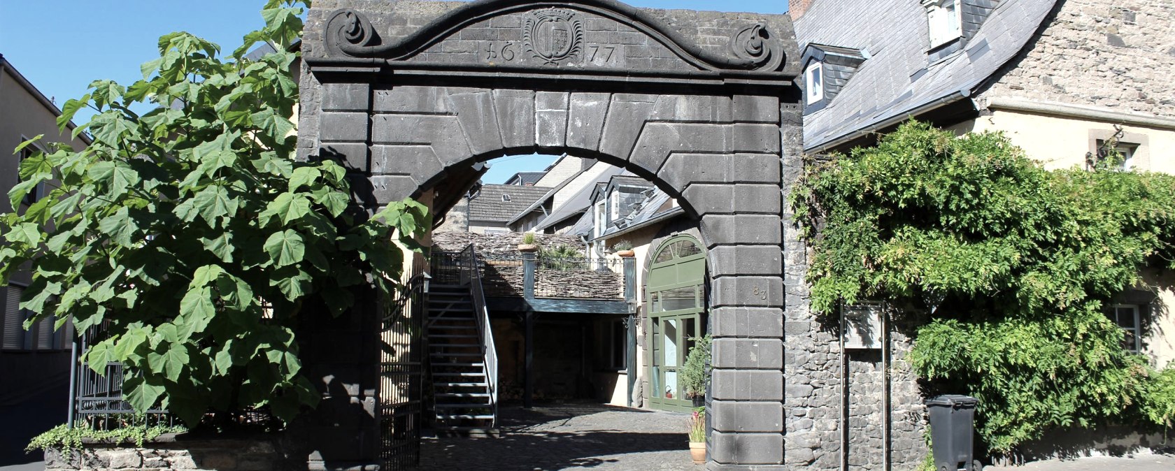 Burgtor Nickenich im Sommer, © VG Pellenz/Manea