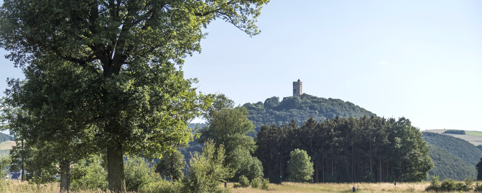 Blick auf Burg Olbr&uuml;ck, &copy; Vulkanregion Laacher See/Kappest