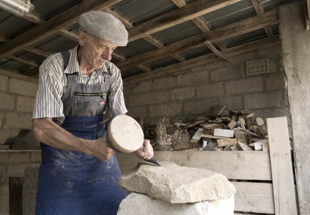 Bearbeitung von Tuffstein, &copy; Kappest/Vulkanregion Laacher See
