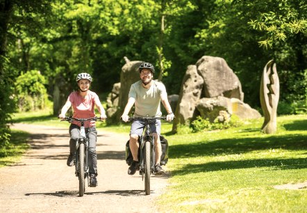 Der Vulkanpark-Radweg f&uuml;hrt durch den Nettepark mit Skulpturen, &copy; Eifel Tourismus GmbH, Dominik Ketz