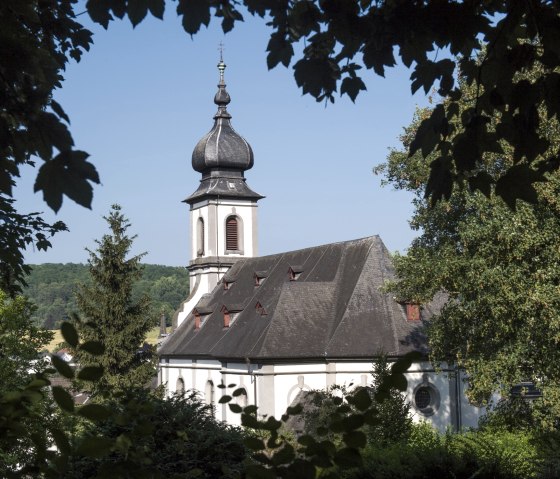 View of the Saffig baroque church from the park, © Kappest/Vulkanregion Laacher See