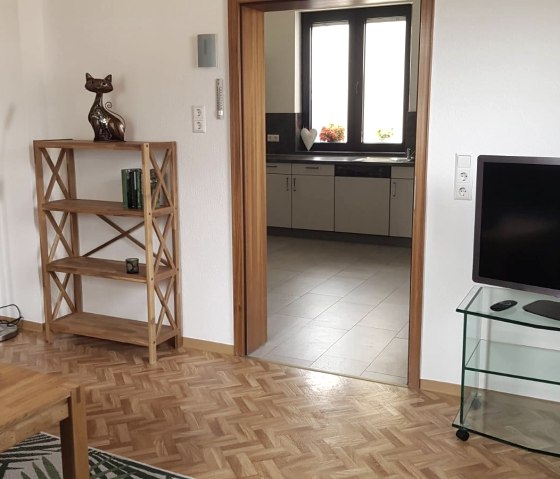 Wohnzimmer in der großen Ferienwohnung, Blick zur Küche