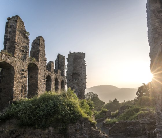 6. Station - Ruine Burg Olbr&uuml;ck in der Abendsonne, &copy; Kappest/Vulkanregion Laacher See