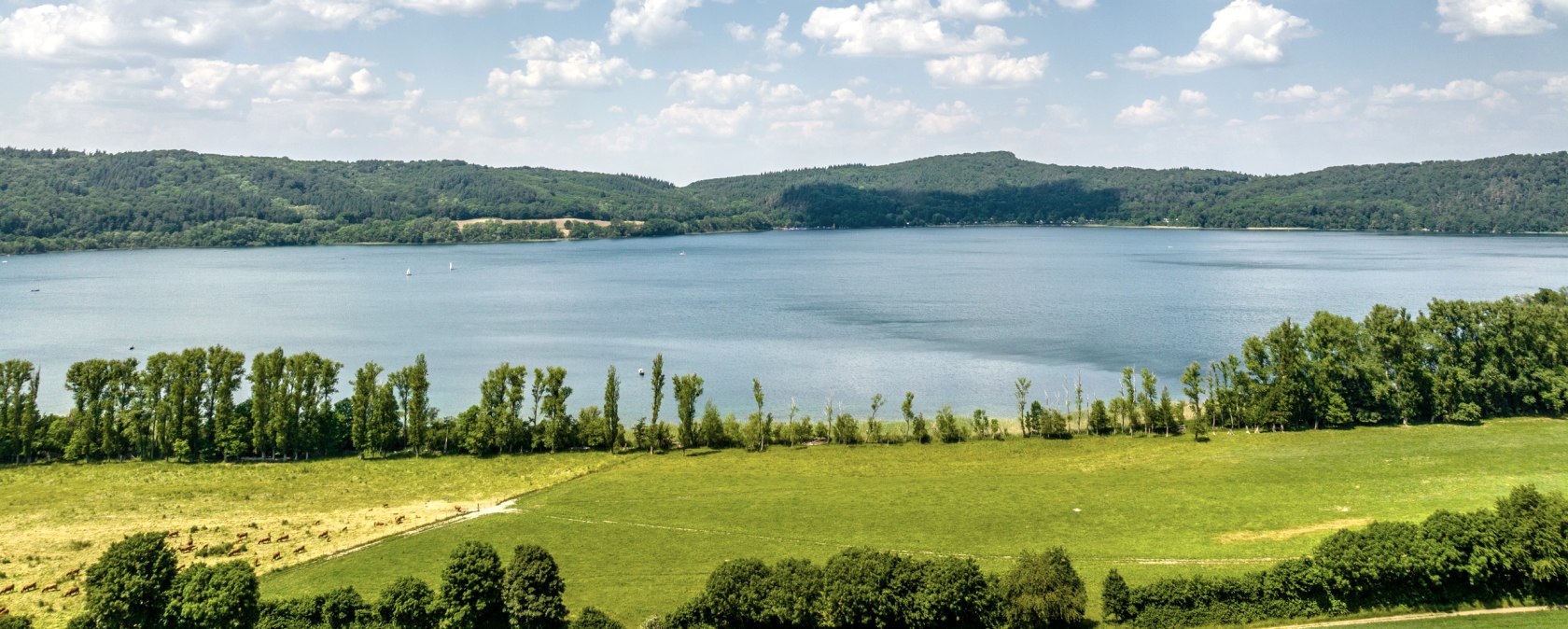 Blick auf den Laacher See bei traumhaftem Wetter, &copy; Eifel Tourismus GmbH, Dominik Ketz