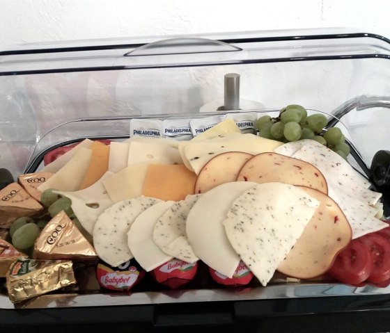 K&uuml;hlvitrine mit K&auml;seplatte