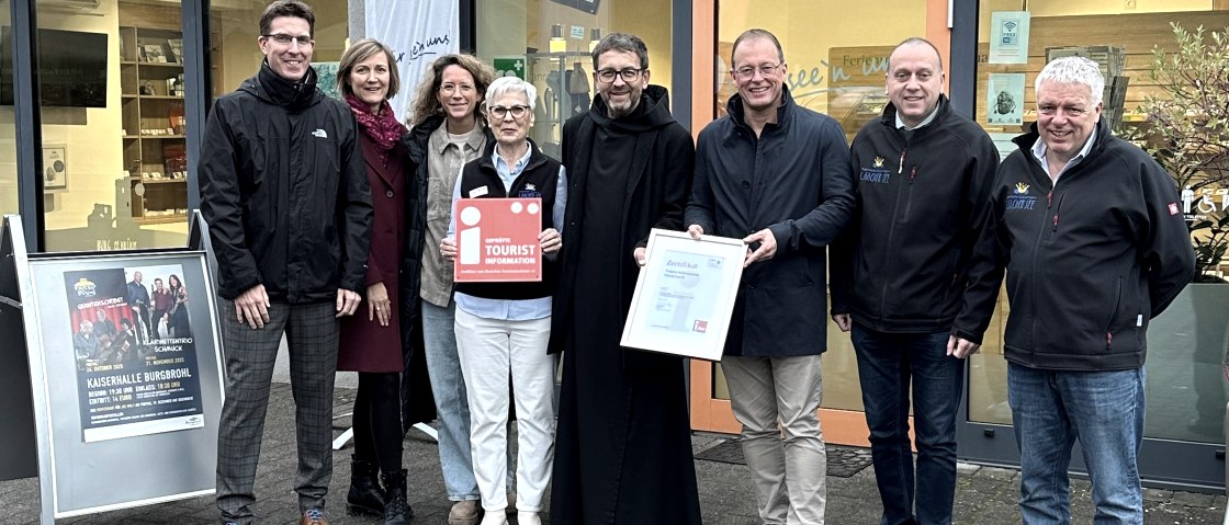 Zufriedene Gesichter: Die Tourist Information Maria Laach wurde im Jahr ihres zehnj&auml;hrigen Bestehens erneut mit der &bdquo;i-Marke&ldquo; ausgezeichnet. Foto: Stefan Pauly/VG-Verwaltung Mendig, &copy; Stefan Pauly/VG-Verwaltung Mendig