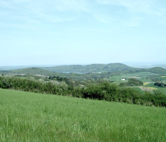 Blick Richtung Laacher See vom G&auml;nsehalsturm, &copy; VG Mendig/Neideck