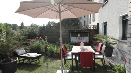 Gartenplatz mit Teich und Hollywoodschaukel, &copy; Herbert Birnberg