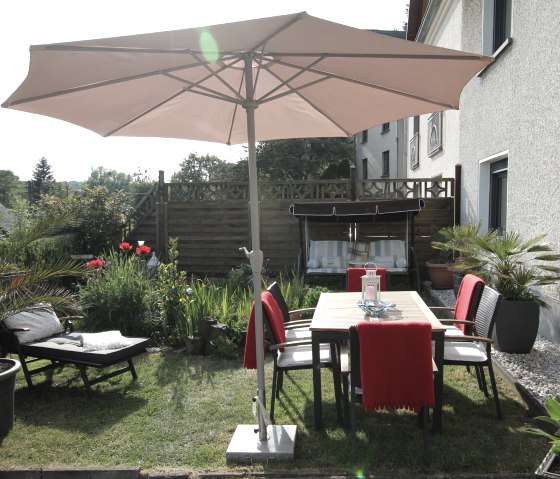 Gartenplatz mit Teich und Hollywoodschaukel, &copy; Herbert Birnberg