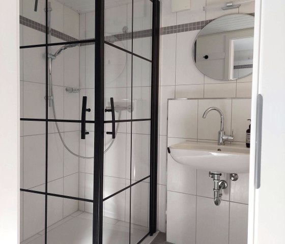 Bad mit Dusche, in der kleinen Ferienwohnung