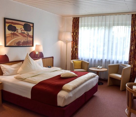 Doppel-/ Dreibettzimmer mit Bad, © A. Rueber
