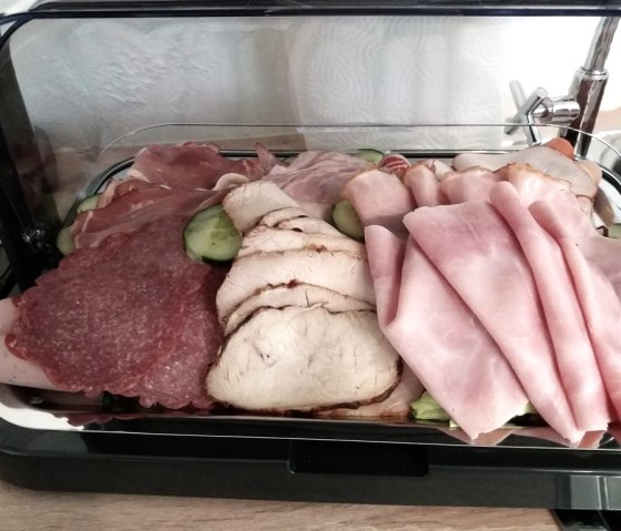 K&uuml;hlvitrine mit Schinken, Salami, Braten Platte